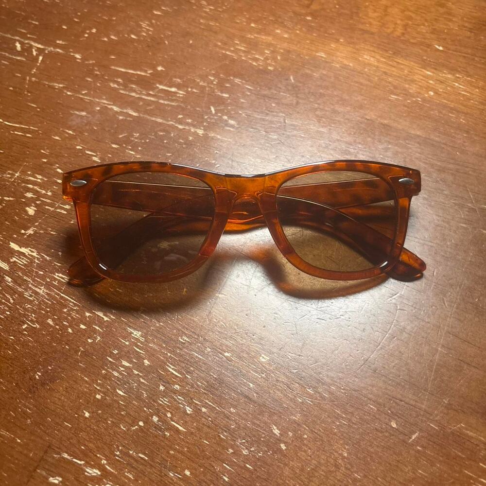 Vintage style tortoiseshell wayfarer sunglasses